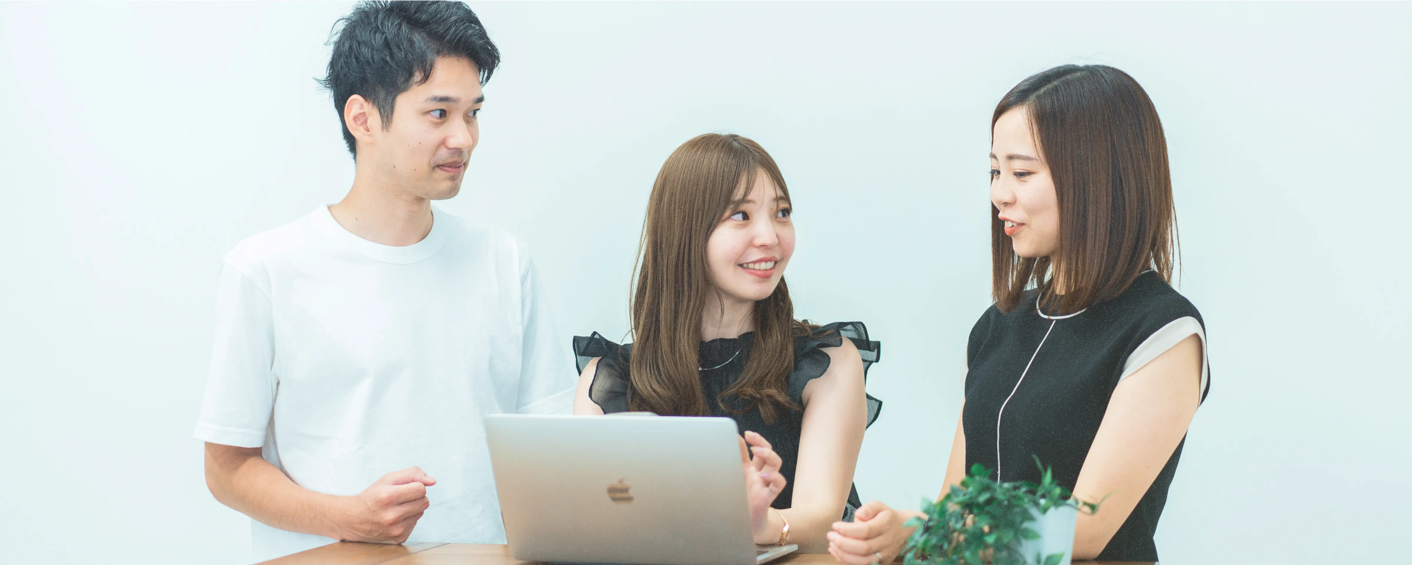 男性と女性2人でPCを見ながら相談をしている様子